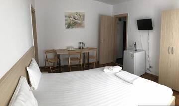Фото номера Апартаменты с 3 спальнями Отель Hotel Nova Bital г. Popeşti-Leordeni 3