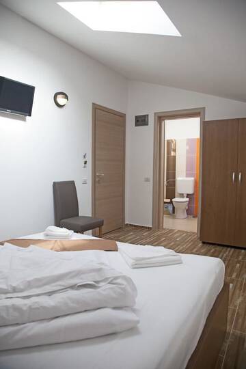 Фото номера Двухместный номер с 1 кроватью Отель Hotel Nova Bital г. Popeşti-Leordeni 7